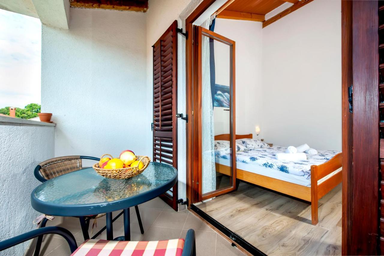 Apartman Near Beach Pelagic Sea View روفينج المظهر الخارجي الصورة