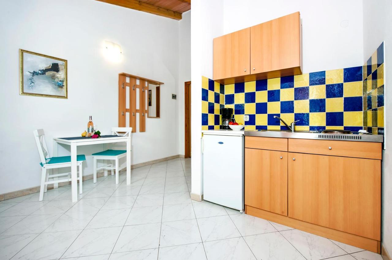Apartman Near Beach Pelagic Sea View روفينج المظهر الخارجي الصورة