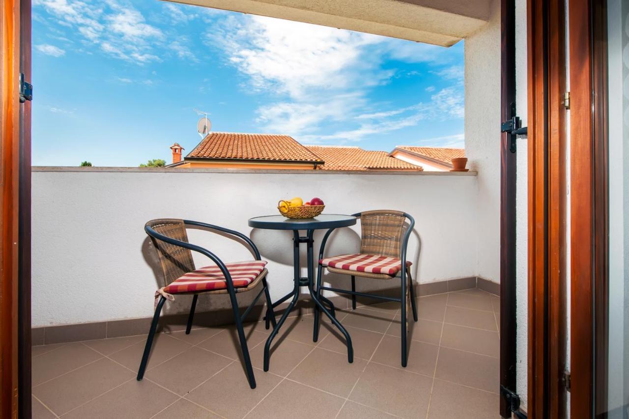 Apartman Near Beach Pelagic Sea View روفينج المظهر الخارجي الصورة